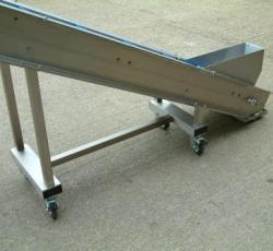 Portable incline conveyor with casters